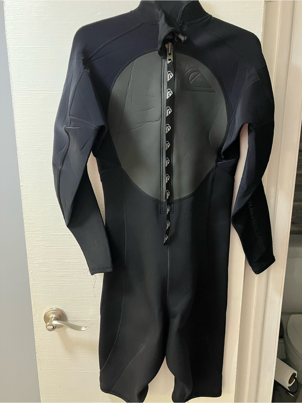 Quiksilver Black Wetsuit
Back zip
